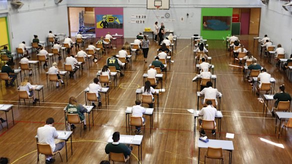 HSC 2015: 70,000 students sit first HSC exam as test goes global