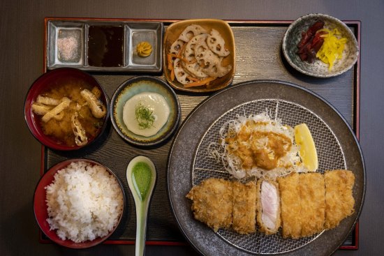 Deep-fried pork loin set.