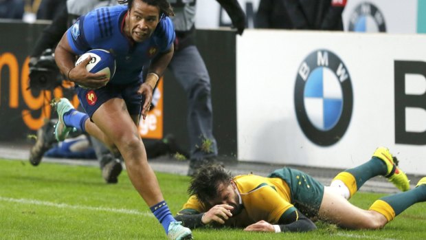 Teddy Thomas escapes Adam Ashley-Cooper to score for France.