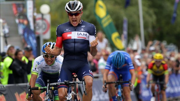 Heinrich Haussler beats Caleb Ewan in the sprint to the finish line.