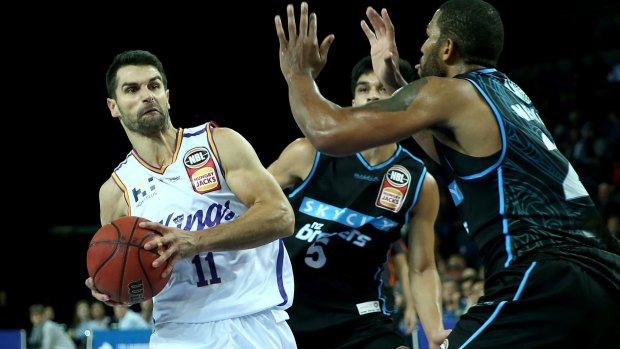 Kings captain Kevin Lisch  is expected to miss up to two months of the season after tearing a muscle in his calf.