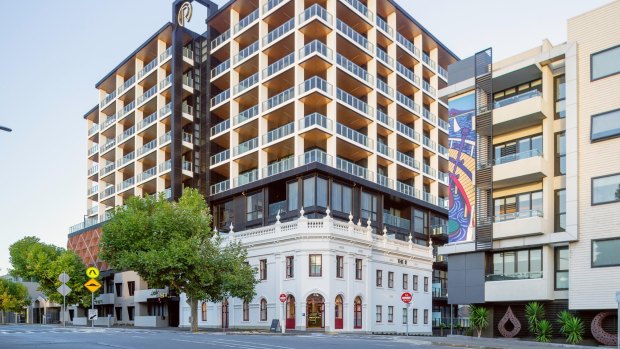 The R Hotel is on the edge of the CBD and a block back from the foreshore of Eastern Beach and all its walking paths, parks, pools, cafes and bars. 