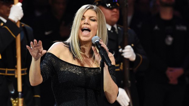 Singer Fergie has apologised for Monday's jazzy rendition of the US anthem.