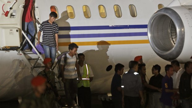 Indonesians tugboat crewmen who were taken hostage by Abu Sayyaf militants in the Philippines disembark in Jakarta, Indonesia, on Sunday.