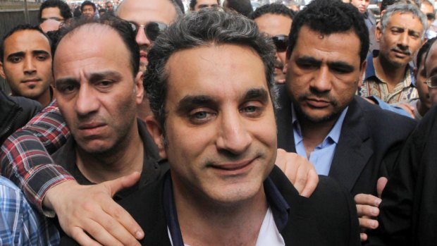 Egyptian satirist Bassem Youssef enters Egypt's state prosecutors office.