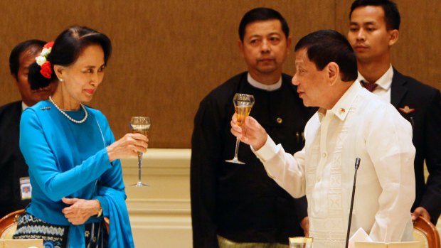 Aung San Suu Kyi, left, offers a toast to Philippine President Rodrigo Duterte, right, in Naypyitaw, Myanmar, last week.