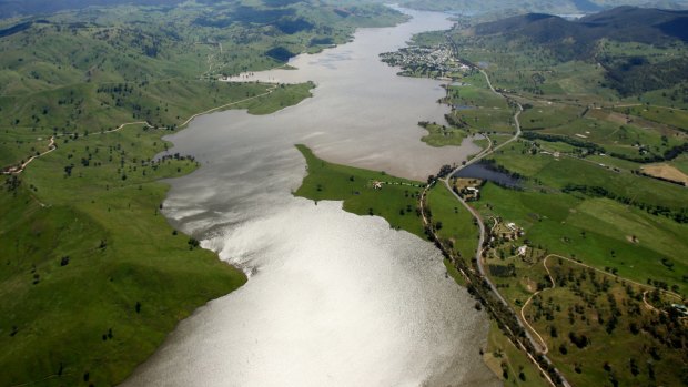 An aerial view of the Hume Weir from 2010 showing Tallangatta on the right shore.