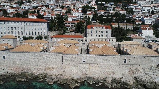 今天小石头房子的集群作为一种艺术和夜总会中心。