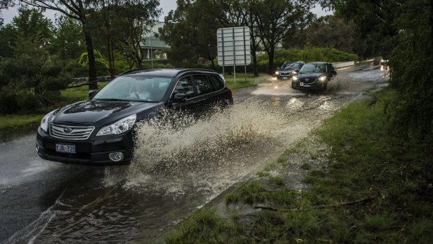 Drivers tackle the wet weather on Parkes Way Monday night.