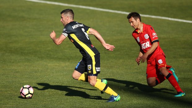 ADELAIDE, AUSTRALIA - NOVEMBER 06: Nick Montgomery of the Central Coast Mariners gets away from Isaas of Adelaide United during the round five A-League match between Adelaide United and the Central Coast Mariners at Coopers Stadium on November 6, 2016 in Adelaide, Australia. (Photo by Morne de Klerk/Getty Images)
