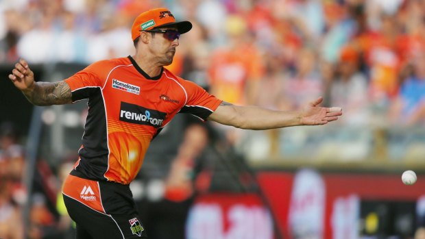Mitchell Johnson of the Scorchers misses a catch.