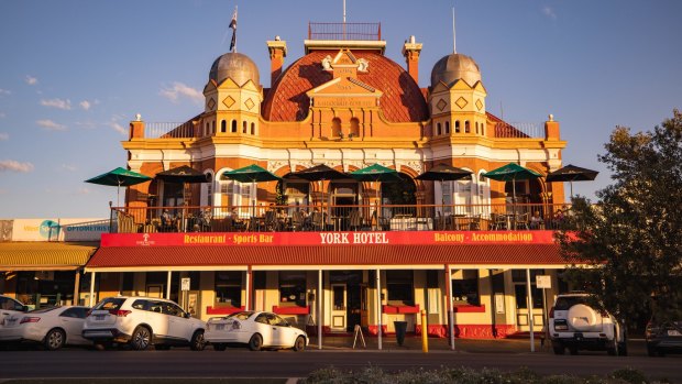 The York Hotel on Hannan Street, Kalgoorlie. Gold turned Kalgoorlie into a boom town, but it had no fresh water.