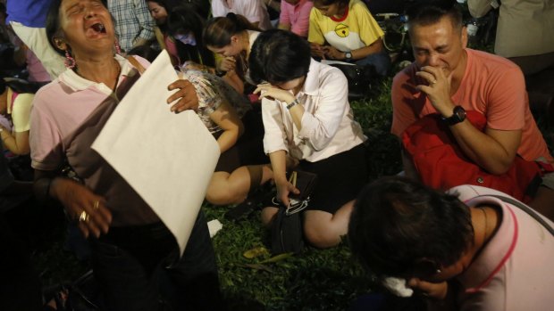 Mourning outside the hospital after the Royal Palace made the announcement.