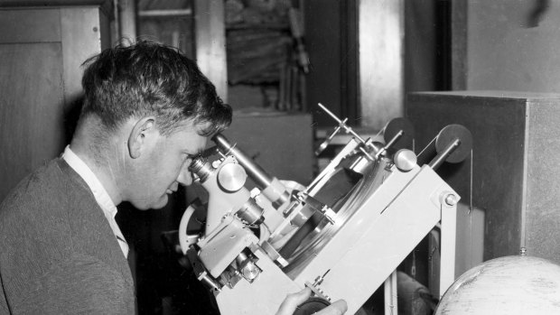 An assistant astronomer tracks the orbit of the Russian satellite, Sputnik I, at the observatory at Robertson, NSW, 9 October 1957. 