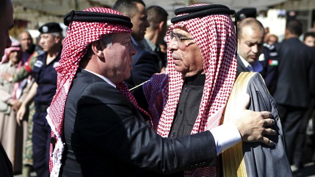 Jordan's King Abdullah and Safi al-Kasasbeh, the father of pilot Muath al-Kasasbeh.