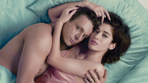 Lizzy Caplan and Michael Sheen in Masters of Sex.
