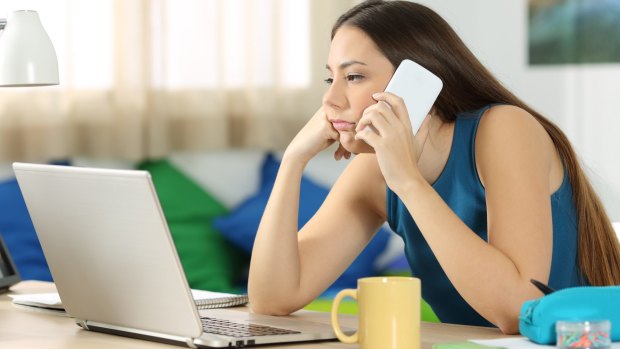 澳洲航空乘客报告时间等待客户服务调用回答。