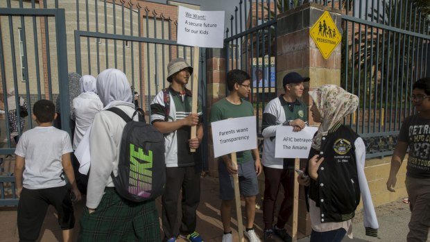 Parents and students at Malek Fahd Islamic School in Sydney's west meet to discuss the allegations of mismanagement 