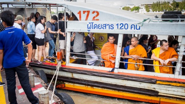 K9MBBD Passengers boarding a express ferry boat,in Phra Pin Klao Bridge Pier, Chao phraya river, Bangkok, Thailand SunAug26Tipometer