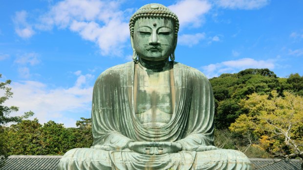 Originally housed in a hall that was destroyed twice in the 14th Century, the great Buddha at Kotoku-in Temple dates from 1252 during the Kamakura Period.
