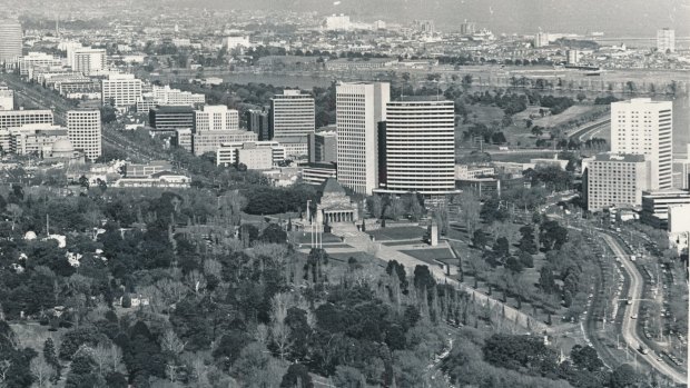 Aerial photo taken in 1976 of the Shrine of Remembrance, Kings Domain Gardens, St Kilda Road, and in the distance, Albert Park Lake and St Kilda. 