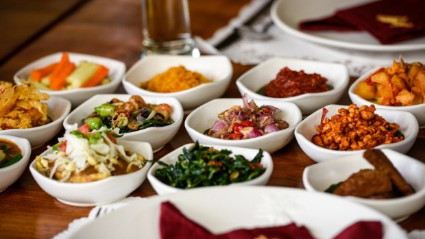 Padang-style or rijsttafel lunch at Warung Pulau Kelapa.