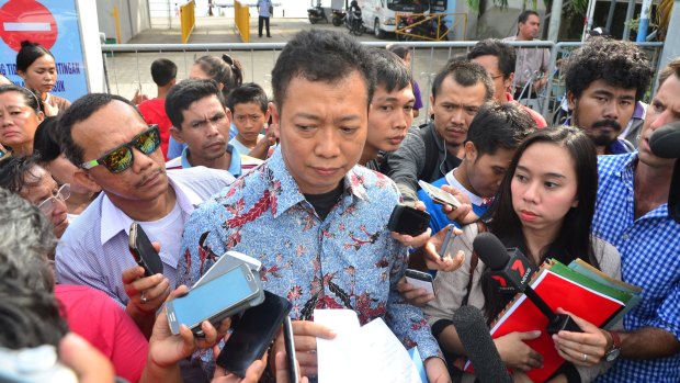 Ade Yuliawan, the lawyer for Zainal Abidin holds the testimonial letter handwritten by Zainal. 