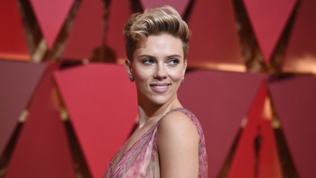 Scarlett Johansson arrives at the 2017 Oscars.