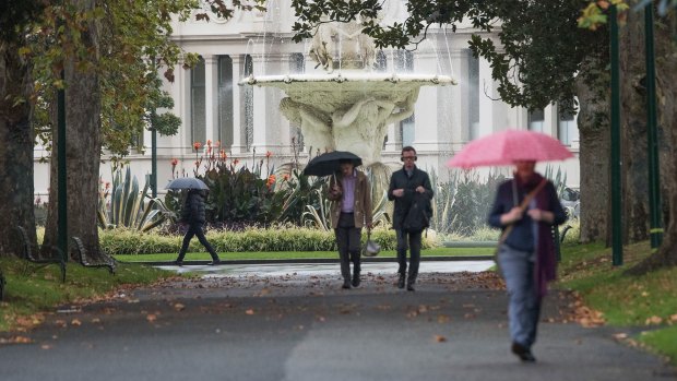 Wet weather on a Monday morning in Carlton Gardens.