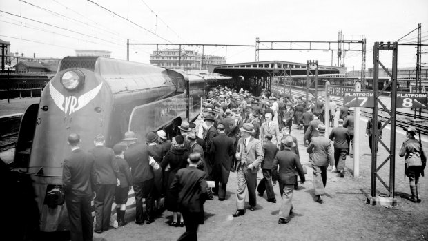Spirit of Progress preparing to depart Melbourne in 1937.