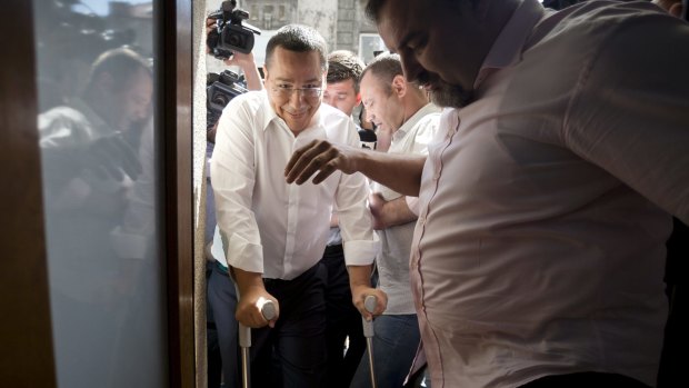 Victor Ponta enters the national anti-corruption prosecutors office.