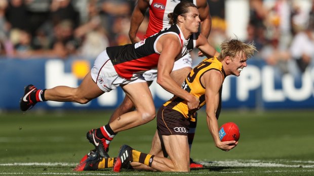 Jack Steele gets hold of Hawthorn's Will Langford.