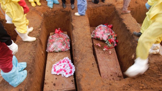 The Sierra Leone government has begun burying the hundreds of people killed in mudslides last week.