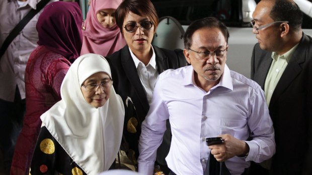 Malaysia's opposition leader Anwar Ibrahim, second from right, arrives with his wife Wan Azizah for the verdict in his final appeal against a conviction for sodomy at the federal court in Putrajaya in 2015. 