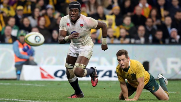 Eyes on the prize: Maro Itoje keeps a watch on the loose ball.