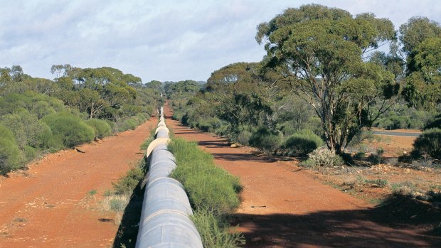The Golden Pipeline runs 569 kilometres from Perth to Kalgoorlie.