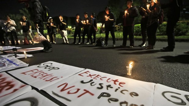 People protest against the death penalty outside the presidential palace in Jakarta last year.