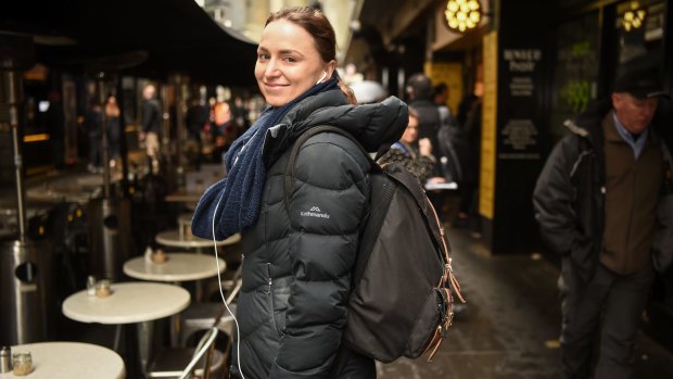 Katherina Ludwikowski  chooses a backpack with one eye to her spinal health.