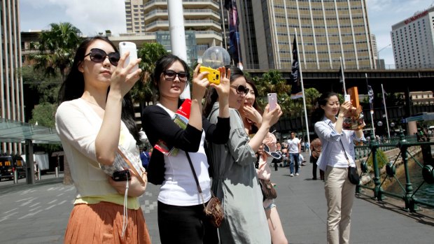 Chinese tourists snap pics in Sydney: 2017 will officially be the "China-Australia Year of Tourism".