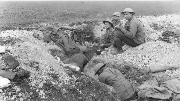 Meal time at a machine gun post of the 5th Australian Machine Gun Battalion on Hill 104, Villers-Bretonneux plateau, France, 26 April 1918.