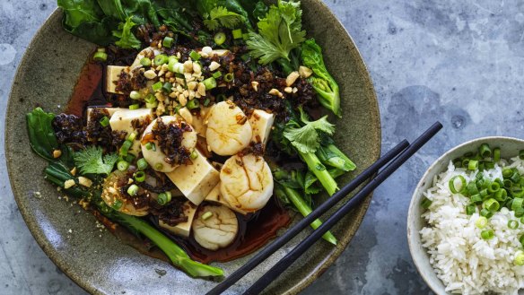 Simple steamed scallops and tofu with a spicy dressing.