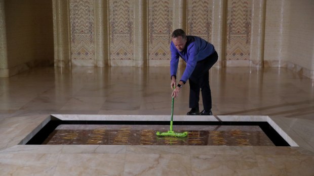 Opposition Leader Bill Shorten cleans dust from the tomb.