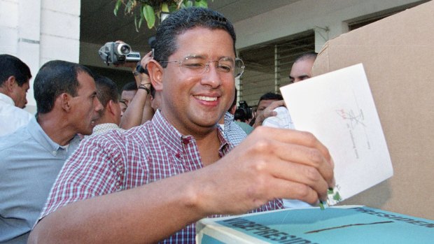 President Francisco Flores casts his vote at a polling centre in 2004.