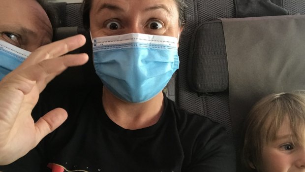 作者和家人试图保持理智在长途飞行到欧洲。