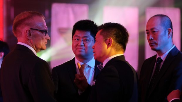 Ian Tang, centre, chairman of the 123 AustChina Education Consultancy, talks to former foreign minister and NSW premier Bob Carr, left, director of the Australia-China Relations Institute, at the dinner.