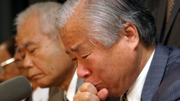 Megumi Yokota's father Shigeru, right,  weeps during a press conference in Tokyo in 2002 after North Korean authorities told a diplomatic mission from Japan that his daughter was dead.