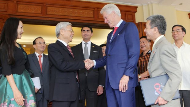 Vietnam's Communist Party General Secretary Nguyen Phu Trong (3rd L) shakes hands with former US President Bill Clinton at the Party headquarters in Hanoi July 2, 2015. President Obama will host Trong at the White House on Tuesday.