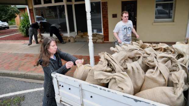 Locals prepare for a flood as the Avoca River nears its peak in Charlton.