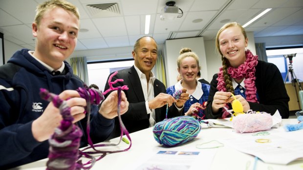 Neurosurgeon Charlie Teo with Melrose High School students, from left, Barrie Titulaer, Maddie Ingram and Talei Forrest. 