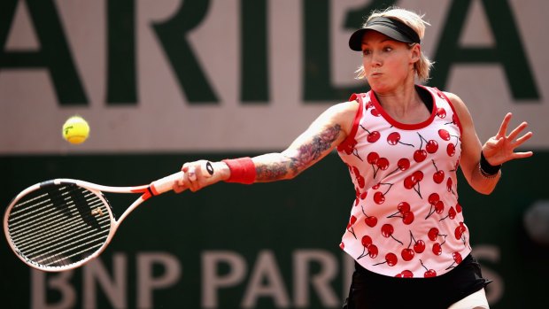 American Bethanie Mattek-Sands was outclassed by Samantha Stosur in the third round of the French Open at Roland Garros.